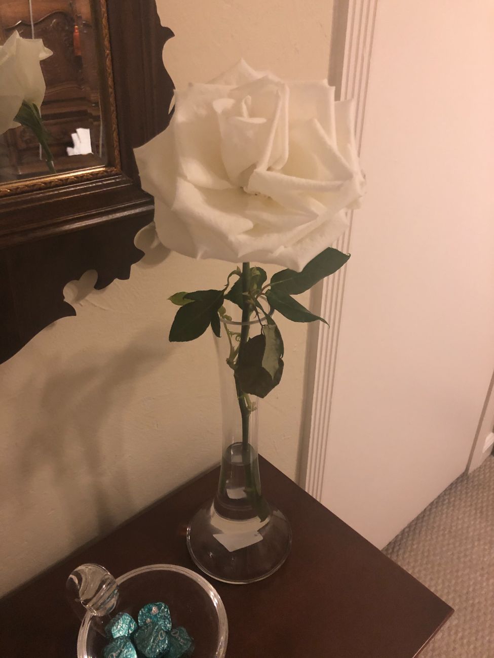 White rose arrangement by Flor de Mizpa